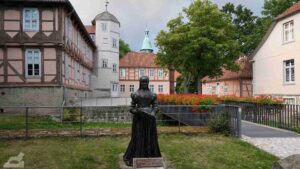 Wolfsburg • Fallersleben - Herzogin Clara_Denkmal vorm Schloß Fallersleben