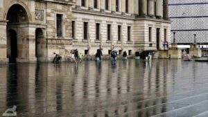 Spiegelung der Schloss-Arkaden im Regen