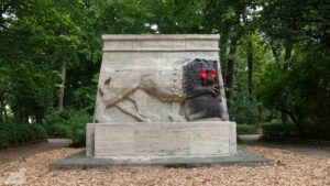 Kolonialdenkmal. Wenn jeder die Denkmäler beschmiert, die einem nicht gefallen, wird's bunter.