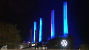 Illumination der Schornsteine des VW-Kraftswerks anläßlich des 25. Jubiläums der Autostadt