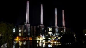 Illumination der Schornsteine des VW-Kraftswerks anläßlich des 25. Jubiläums der Autostadt