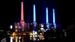 Illumination der Schornsteine des VW-Kraftswerks anläßlich des 25. Jubiläums der Autostadt