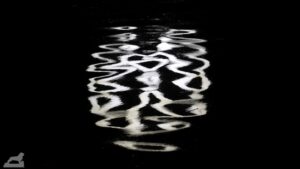 Spiegelung der VW-Logos im Mittellandkanal