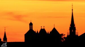 Silhouette von Dom und Rathaus-Turm vor Sonnenuntergang