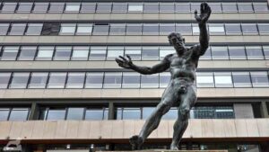 Dionysos-Plastik auf dem Universitätsplatz