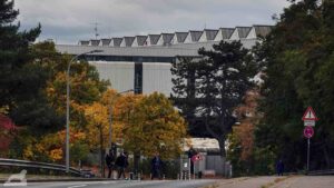 herbstliche gefärbte Bäume in der Gunterstraße - Straßenüberführung von VW