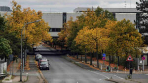 herbstliche gefärbte Bäume in der Gunterstraße - Straßenüberführung von VW