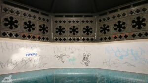 Blick ins Historische Pissoir am Theater