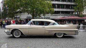 Cadillac auf dem Platz der Deutschen EInheit