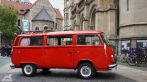 VW-Bulli auf dem Platz der Deutschen Einheit