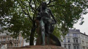 Plastik "Befreiung des Menschen aus starren Bindungen und Normen" in der Friedrich-Wilhelm-Staße