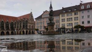 Altstadtmarkt mit Marienbrunnen bei Regenwetter