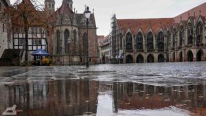 Altstadtmarkt mit Altstadtrathaus bei Regenwetter
