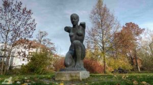 Skulptur im Inselwall