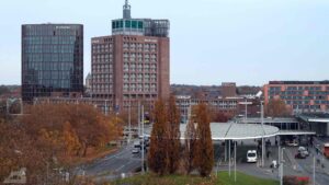 Blick auf Busterminal und Hochhäuser des BraWo-Parks