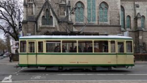 Die historische Straßenbahn 113 vor St. Johannis