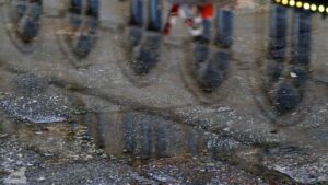 Spiegel des Rathaus-Altbaus in einer Pfütze