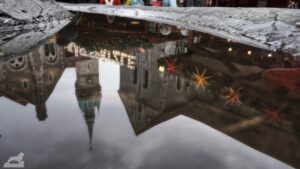 Spiegelung des Rathaus-Turms und des Doms