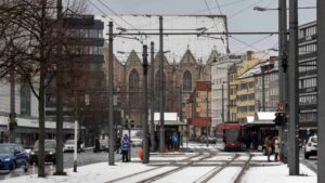 Stobenstraße mit St. Ägidien im Hintergrund (und ein Beispiel für eine mit Masten zugestellte Straße)