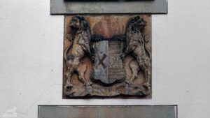 Wappen der 1774 gegründeten Freimaurerloge "Carl zur gekrönten Säule"" in der Leopoldstraße