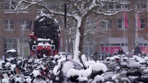 Fahrradparkplatz am Hauptbahnhof mit Lok 01 1063 im Hintergrund