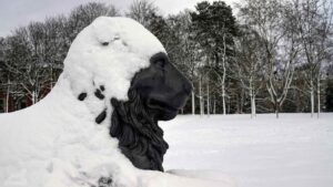 Obelisk-Löwe mit Schnee-Haube