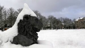 Obelisk-Löwe mit Schnee-Haube