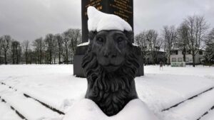 Obelisk-Löwe mit Schnee-Haube