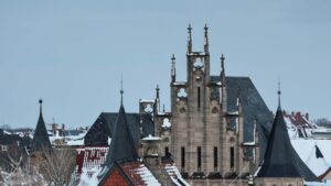 Giebel der ehemaligen Bezirksregierung am Ruhfäutchenplatz