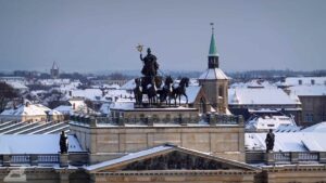 Blick vom Rathausturm auf die Quadriga und St. Magni