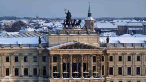 Blick vom Rathausturm auf das Schloß mit der Quadriga
