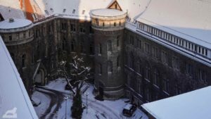 Blick vom Rathausturm auf den Innenhof des Rathaus-Altbaus