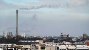 Blick vom Rathausturm auf den Turm des Heizkraftwerks ("Langer Heinrich")