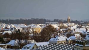 Blick vom Rathausturm auf die Dächer des östlichen Ringebiets. Im Hintergrund rechts: St. Johannis