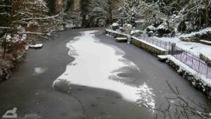 zugefrorene Oker an der Steintorbrücke