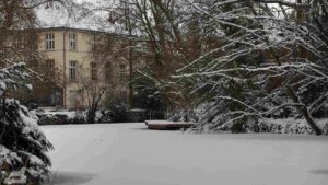 Blick auf die Oker und das Institut für Pflanzenbiologie der TU-Braunschweig im Botanischen Garten