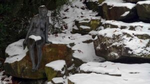 Für die Temperatur etwas zu knapp bekleidet.... Figur im Botanischen Garten