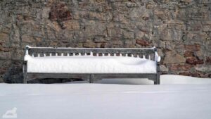 zugeschneite Bank im Klostergarten Riddagshausen