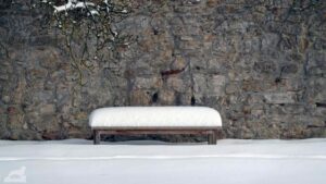 zugeschneite Bank im Klostergarten Riddagshausen