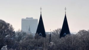 Blick vom Nußberg auf die Turmspitzen von St. Matthäuse (im Hintergrund Braunschweiger Landessparkasse)