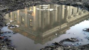 Spiegelung des Schloß in einer Pfütze