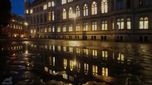 Spiegelung des Schloß in einer Pfütze