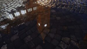 Spiegelung des Schloß in einer Pfütze