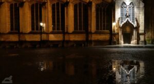 Spiegelung der Dom-Nordseite in einer Pfütze