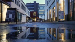 Spiegelung derSchloßpassage in einer Pfütze