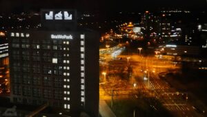 Toblerone (ehemalige Oberpostdirektion) mit Willy-Brandt-Platz im Hintergrund