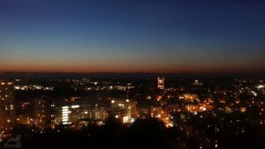 Blick auf die nächtliche Kurt-Schumacher-Straße. Im Hintergrund mit den roten Seitenstreifen, die Braunschweiger Landessparkasse