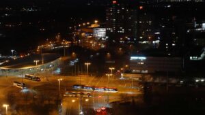 Blick auf den nächtlichen Willy-Brandt-Platz