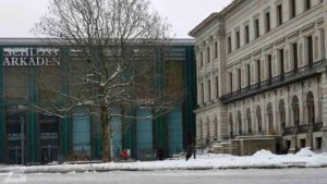 Schloss-Arkaden und Nordflügel des Schloß