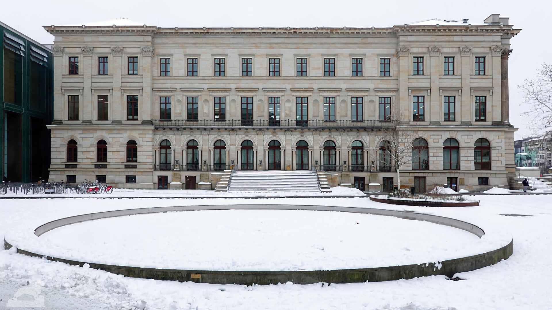 Ritterbrunnen und Nordflügel des Schloß Ritterbrunnen und Nordflügel des Schloß